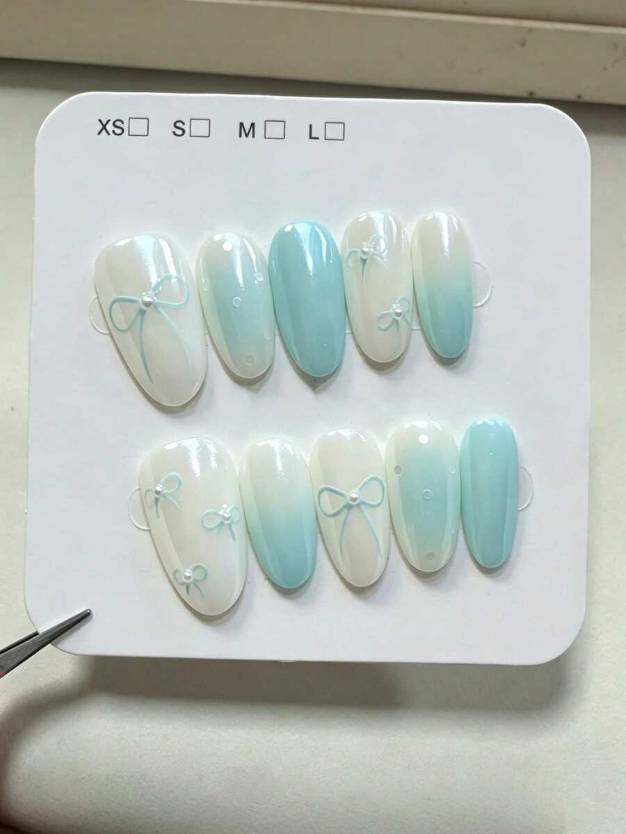 10片純手工杏仁形穿戴式美甲貼，清新甜美Coquette風格，奶白色與薄荷綠漸層手繪蝴蝶結點點圖案，適合女性與女孩，適用春夏秋冬節慶派對及日常使用 - 薄荷綠 - 查看 1
