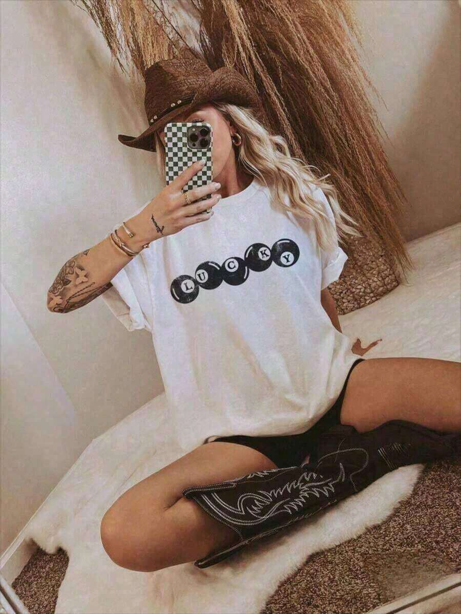 Ligero Camiseta Casual de Mujer de Talla Grande con Estampado, Cuello Redondo y Manga Corta, Tallas XXXXL-XXXXXL, Camiseta Lucky 8 Balls |   Camiseta con Diseño Retro |   Camiseta gráfica de inspiración vintage estética | Camiseta Lucky Girl, Camiseta Y2k para Mujer y Adolescente, Top con Estampado Vintage, Camiseta Divertida y Linda con Letras Gráficas, Cuello Redondo, Camiseta Fresca de Verano de Manga Corta, Estampado de Animales, Frutas y Mascotas, Camiseta Gráfica para Mujer, Moda 2026, Regalos, Ropa de Mujer, Estampado de Dibujos Animados y Letras, Material de Algodón Cómodo, Agradable para la Piel, Suave y Fresca, Camiseta de Mujer para Primavera Verano, Ropa de Verano. - Blanco - Ver 1
