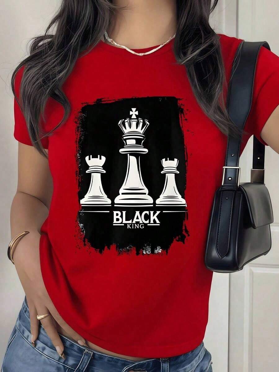 100% Cotton. Chess King With Two Rooks Symbolizing Power, Strategy, And A Winning Mindset. Women's T-Shirt. 100% Soft, Comfortable, And Modern Cotton. Women's Simple Solid Color T-Shirt, Loose And Slim Fit Casual Short Sleeve - 紅色的 - 查看 1