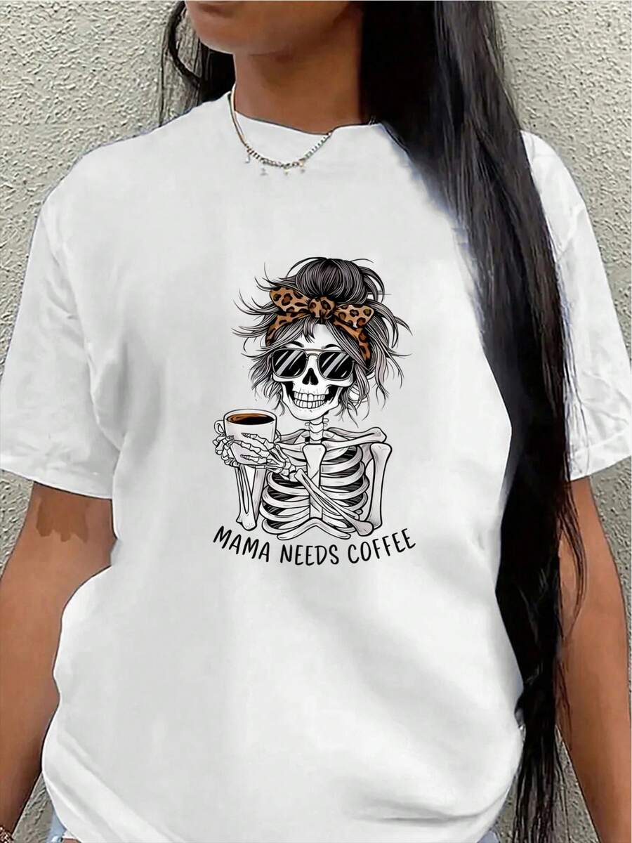 Polyester Short-Sleeved T-Shirt With A "Skull Mom Needs Coffee" Print. Lightweight And Durable, It's Suitable For Casual Wear At Home, In Cafes, Or At The Office-A Perfect Choice For Coffee Lovers And Those Looking For A Fun Fashion Statement. Women's Casual Blouse - 白色 - 查看 1