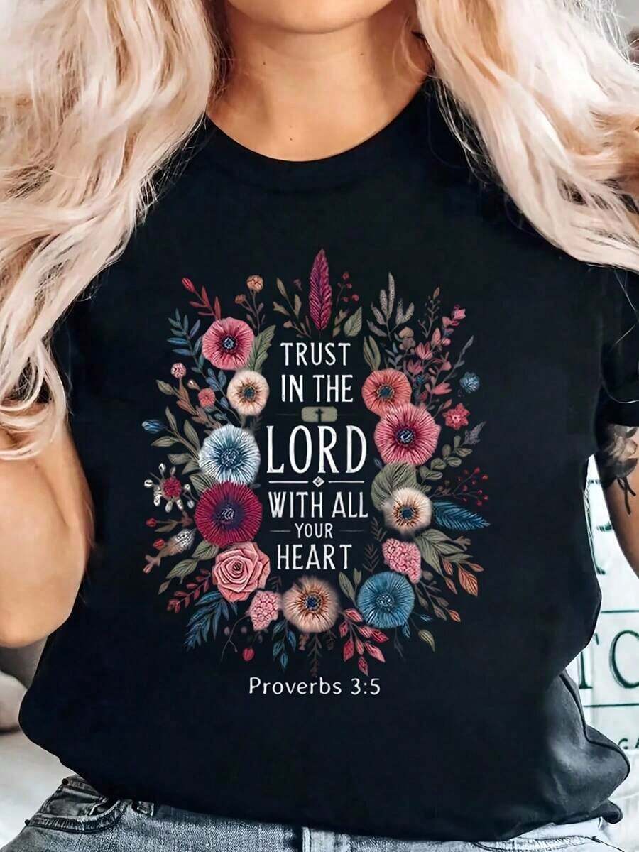 Camiseta de Mujer con Estampado Floral y Versículo Bíblico: Confía en el Señor con Todo Tu Corazón (Proverbios 35). Inspirada en la Fe Cristiana, Ropa Casual para el Día a Día y la Iglesia.blusa casual mujer - Negro - Ver 1
