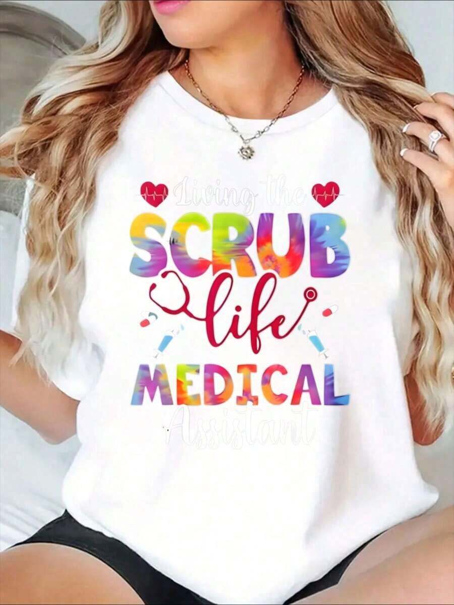 "Living The Scrub Life" Medical Assistant T-Shirt For Healthcare Professionals With Stethoscope And Syringe Design, Perfect For Medical Assistants, Nurses And Healthcare Workers - Vintage Urban Style, Unisex, Cotton, Short Sleeve, Crew Neck, 100% Cotton - 白色 - 查看 1