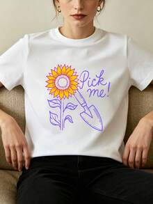 La camiseta casual blanca para mujer de SimpieAndVersatileDesign, cómoda y transpirable, presenta un patrón de girasoles amarillos brillantes, combinado con las letras moradas "Pi Me" y un diseño de línea de una pala de jardinería, representando un tema estético botánico sencillo, lo que la hace perfecta para fiestas y eventos de jardinería en primavera. Camiseta de algodón. - Blanco - Ver 7