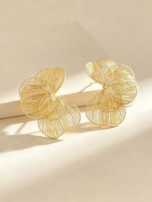 1 Pair New Minimalist Golden Ginkgo Leaf Hollow Floral Petal Earrings, Fashionable Versatile Metal Floral Petal Earrings, Casual Daily Wear Accessories, Friendship Gift - Earrings - View 3