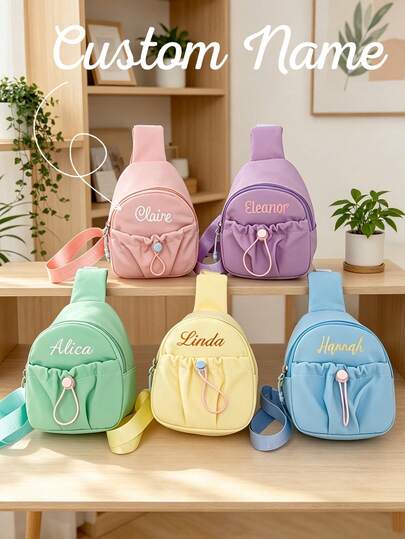 1 pieza Bolso bandolera mini personalizado con bordado Bolso bandolera personalizado con nombre Bolso bandolera rosa lindo con cremallera y bolsillo delantero Correa ajustable Bolso bandolera pequeño para almacenamiento de artículos esenciales diarios Monedero organizador Bolso bandolera ligero y de moda Bolso de pecho mini personalizable Riñonera ligera personalizable para escuela, viajes, actividades al aire libre, regalo de cumpleaños para niñas y niños