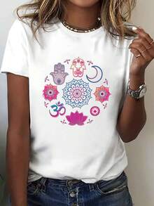 Una camiseta casual de manga corta y cuello redondo con patrones abstractos de mandalas y símbolos de hamsa, perfecta para la moda femenina en primavera y verano. - Blanco - Ver 1