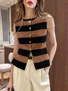 Top ajustado de punto con abertura y botón metálico asimétrico en el bajo, cuello redondo, de estilo francés minimalista y de moda, a rayas en blanco y negro, versátil, de tejido liso, para uso diario, viajes y vacaciones, apto para primavera/ver - Multicolor - Ver 1