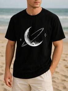 Una camiseta con un diseño estampado de estrellas rodeando el planeta, en un estilo minimalista en blanco y negro, perfecta para el uso diario y en casa, lo suficientemente versátil para el uso cotidiano, con un cuello redondo de manga corta informal para hombres. - Negro - Ver 8