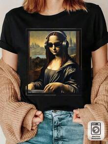 Playera de Algodón Puro Unisex Estampada CasualCamiseta única con diseño Y2K de la Mona Lisa moderna usando auriculares, perfecta para los amantes del arte y la moda, ideal para destacar tu estilo en cualquier ocasión, ajusta a la de la cultura pop mexicana, compra ahora y resalta tu originalidad. Cómoda y versátil para escuela, trabajo, salidas y eventos casuales - Negro - Ver 6