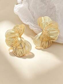1 Pair New Minimalist Golden Ginkgo Leaf Hollow Floral Petal Earrings, Fashionable Versatile Metal Floral Petal Earrings, Casual Daily Wear Accessories, Friendship Gift - Earrings - View 2