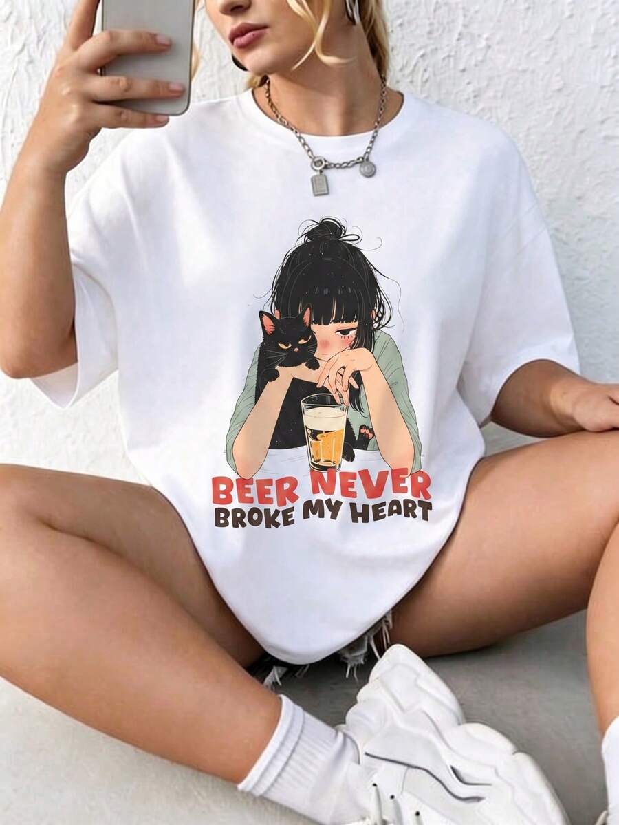 Women's Short-Sleeved T-Shirt With A Girl Print Featuring A Black Cat And Beer, And The Text "BEER NEVER BROKE MY HEART". Round Neck, Polyester Fabric, Ideal For Everyday Wear, Casual Outings And Meetings With Friends, Casual Style, Spring-Summer Season, National Shipping To Mexico. - 白色 - 查看 1