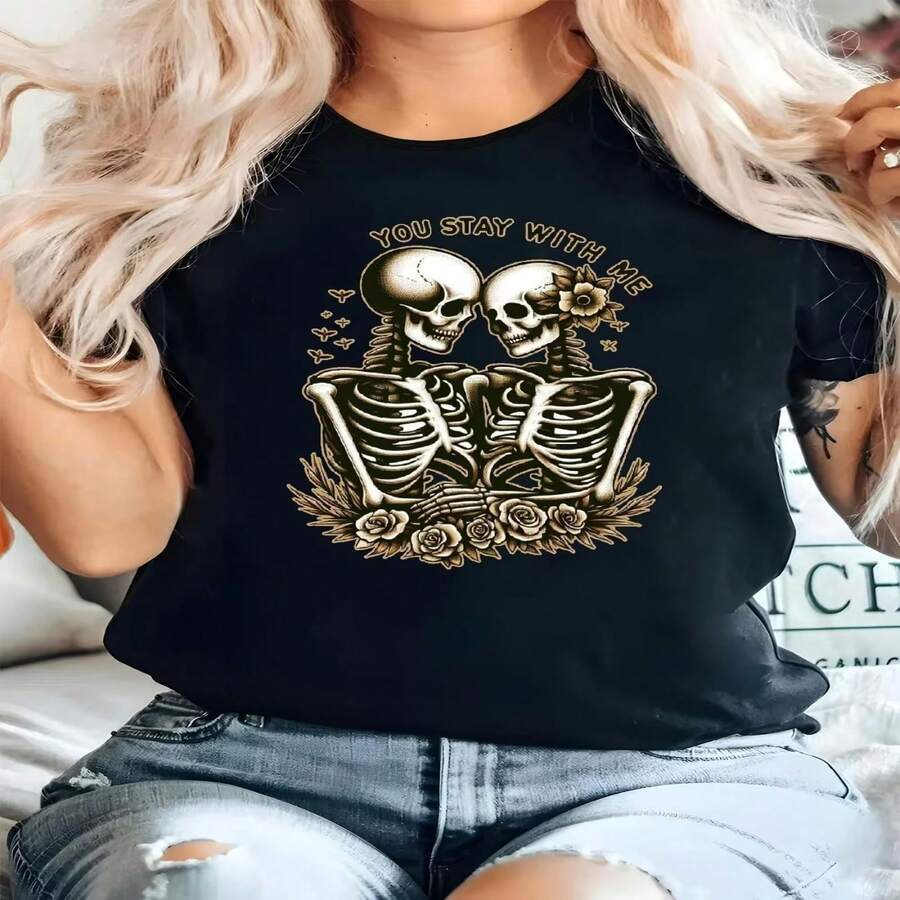 Camiseta informal de algodón de manga corta y cuello redondo para mujer con estampado gráfico de calavera verde, perfecta para un look de inspiración grunge o para celebrar el Día de San Patricio. - Negro - Ver 1