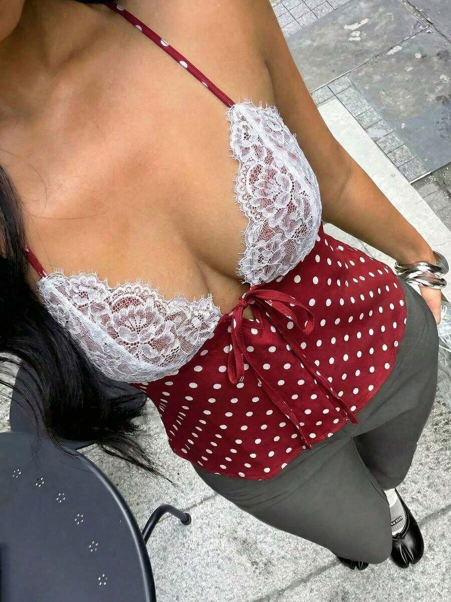 Blusa de tirantes con cuello en V, espalda descubierta, volantes y estampado de lunares en blanco y negro para mujer, ideal para primavera/verano, vacaciones, trabajo, citas, elegante, vintage, romántica, casual, minimalista y versátil - Burdeos - Ver 1