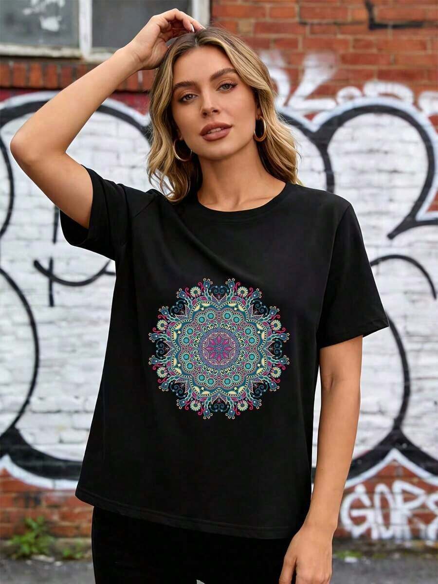 Soft Camiseta Estampada con Patrón  de Mandala para Mujer - Un excelente regalo para familiares, amigos y equipos de trabajo, esta ligera camiseta de algodón puro de 180G es perfecta para eventos de verano y celebraciones navideñas. Patrón SYXO - Negro - Ver 1