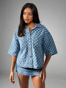 Chaqueta de camisa vaquera con estampado monogramado en toda la prenda, mangas cortas, estilo de moda callejera - Azul - Ver 1