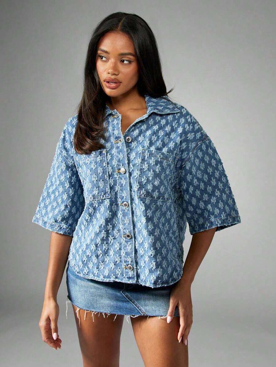 Chaqueta de camisa vaquera con estampado monogramado en toda la prenda, mangas cortas, estilo de moda callejera - Azul - Ver 1