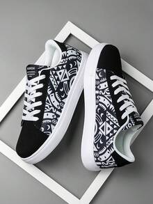 Zapatos de lona con estampado de graffiti aleatorio en blanco y negro, de estilo clásico y unisex, zapatillas de skate ligeras y casuales para todas las estaciones - Blanco y Negro - Ver 3