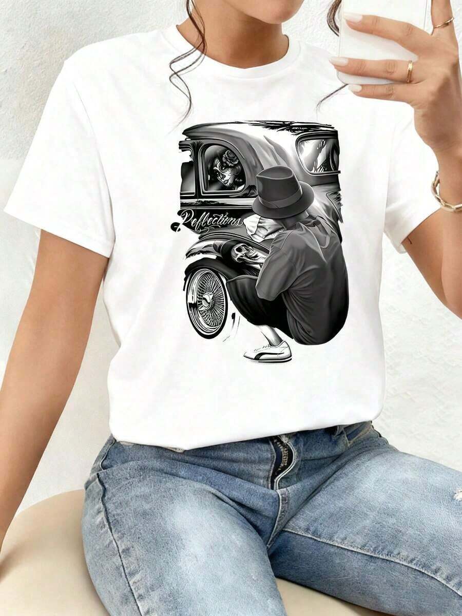 The Image Shows A Man In A Hat Reflecting His Own Skull In A Car While A Woman With A Painted Face Observes Him, Symbolizing The Duality Between Life And Death And Deep Introspection. Women's T-Shirt 100% Cotton. New Summer Women's T-Shirt, Casual And Comfortable Crew Neck Top - 白色的 - 查看 1
