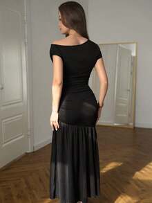 Vestido de verano elegante de mujer con cuello asimétrico, parches de encaje, volantes y dobladillo de cola de pez ajustado - Negro - Ver 2