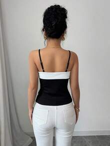 Top de tirantes de mujer con detalles de botones y contraste de color - Blanco y Negro - Ver 2