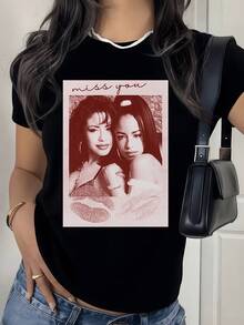 Passionate Kisses And Expressions Of Affection Show The Emotion Of Missing And Remembering Someone Special In An Intimate Moment. A Modern, Casual Women's T-Shirt For Comfortable And Attractive Everyday Wear. - 黑色 - 查看 1