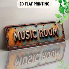 Đây là một biển hiệu phẳng với thiết kế kiểu châu Âu hiện đại, nổi bật với các chữ cái 3D nổi bật, tạo thành chữ "MUSIC ROOM" (Phòng Âm nhạc). Biển hiệu có nền kim loại bạc màu, với các chi tiết hình bu lông và viền màu cam và xanh lam cũ kỹ. - A - Xem 3