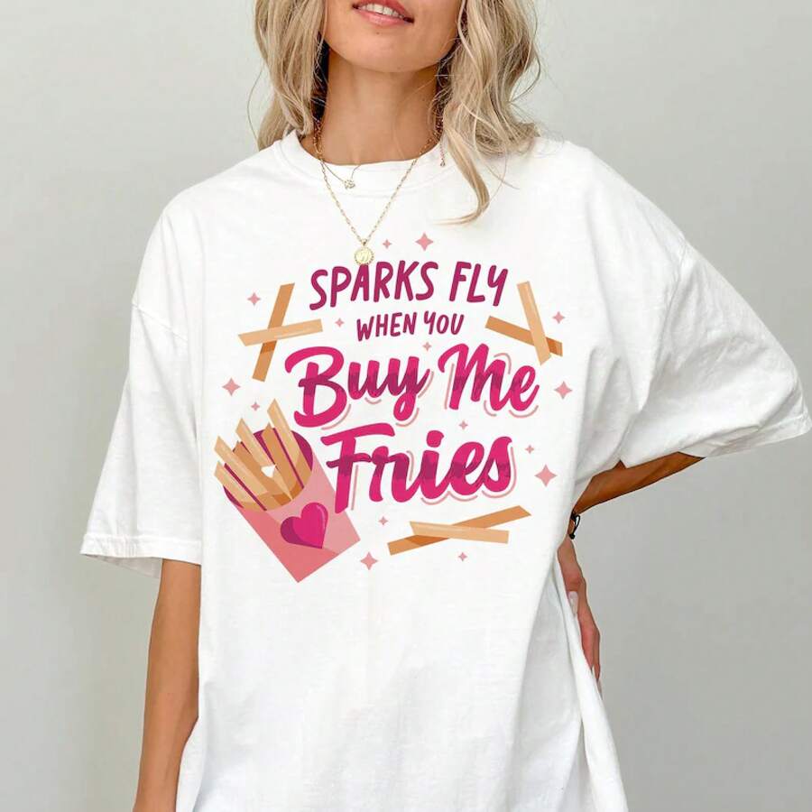 "Sparks Fly For Fries" T-Shirt, Fun Graphic Tee For Valentine's Day Party, Friendship Day Outfit Style, Anti-Valentine's Day T-Shirt, Gift For Food Lovers, Comfortable And Soft To The Touch, Cotton T-Shirt For Everyday Wear. - 白色 - 查看 1