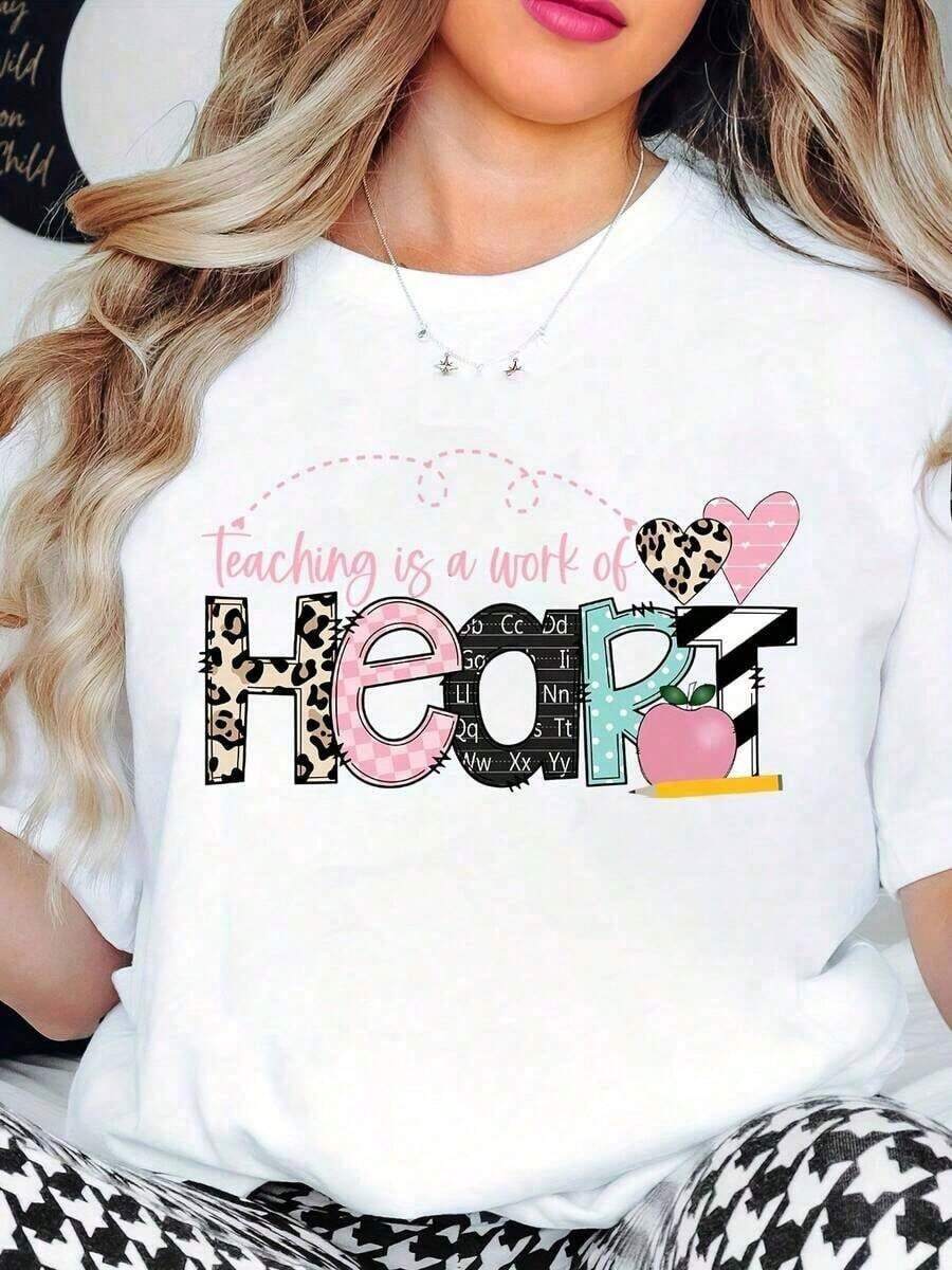 Women's Short Sleeve Crew Neck T-Shirt With Leopard And Pink Heart Print - A Great Thank You Gift For Teachers, School, Classroom, Or Back-To-School. This Printed T-Shirt Is Soft, Breathable, And Stylish. With Its Print And Comfortable Fit, It's A Must-Have Casual Piece. Perfect For Everyday Wear And Easy To Style, Making It A Hit. Cool Summer Clothing For Women. - 白色 - 查看 1
