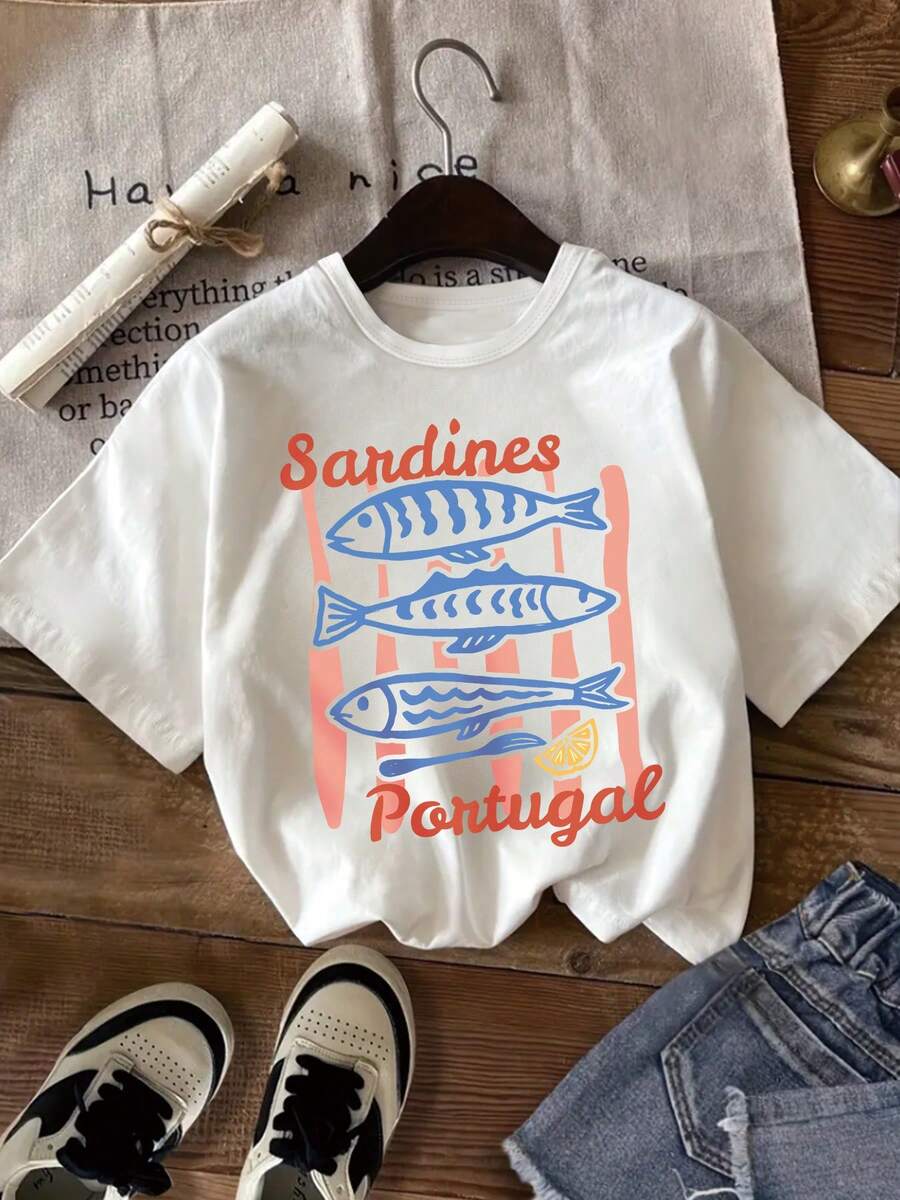 Una camiseta de manga corta para niñas con estampados de 'sardinas portuguesas', limón y sardinas. Esta camiseta casual y cómoda es perfecta para la primavera y el verano, convirtiéndose en una opción elegante para la moda infantil, ideal para salidas de verano. - Blanco - Ver 1