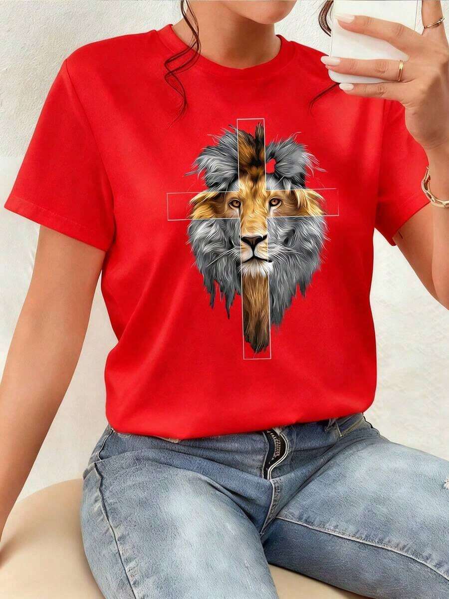 The Image Shows The Majestic Head Of A Gold And Silver Lion Fused With The Shape Of A Cross, Symbolizing Strength, Faith, Spiritual Power, And Courage In The Face Of Life-A Representation Of Inner Bravery And Balance Between Ferocity And Calm. Women's T-Shirt, 100% Cotton. New Summer Women's T-Shirt, Casual And Comfortable Crew Neck Top - 紅色的 - 查看 1