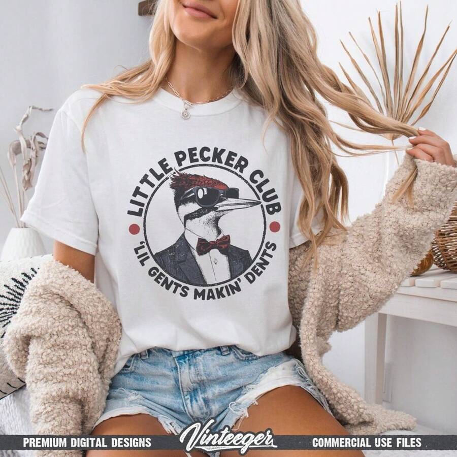 Club de Pequeños Picadores 'Pequeños Caballeros Haciendo Agujeros' - Diseño gráfico retro divertido, camiseta con humor, frase graciosa, gráfico de pájaro carpintero - Blanco - Ver 1
