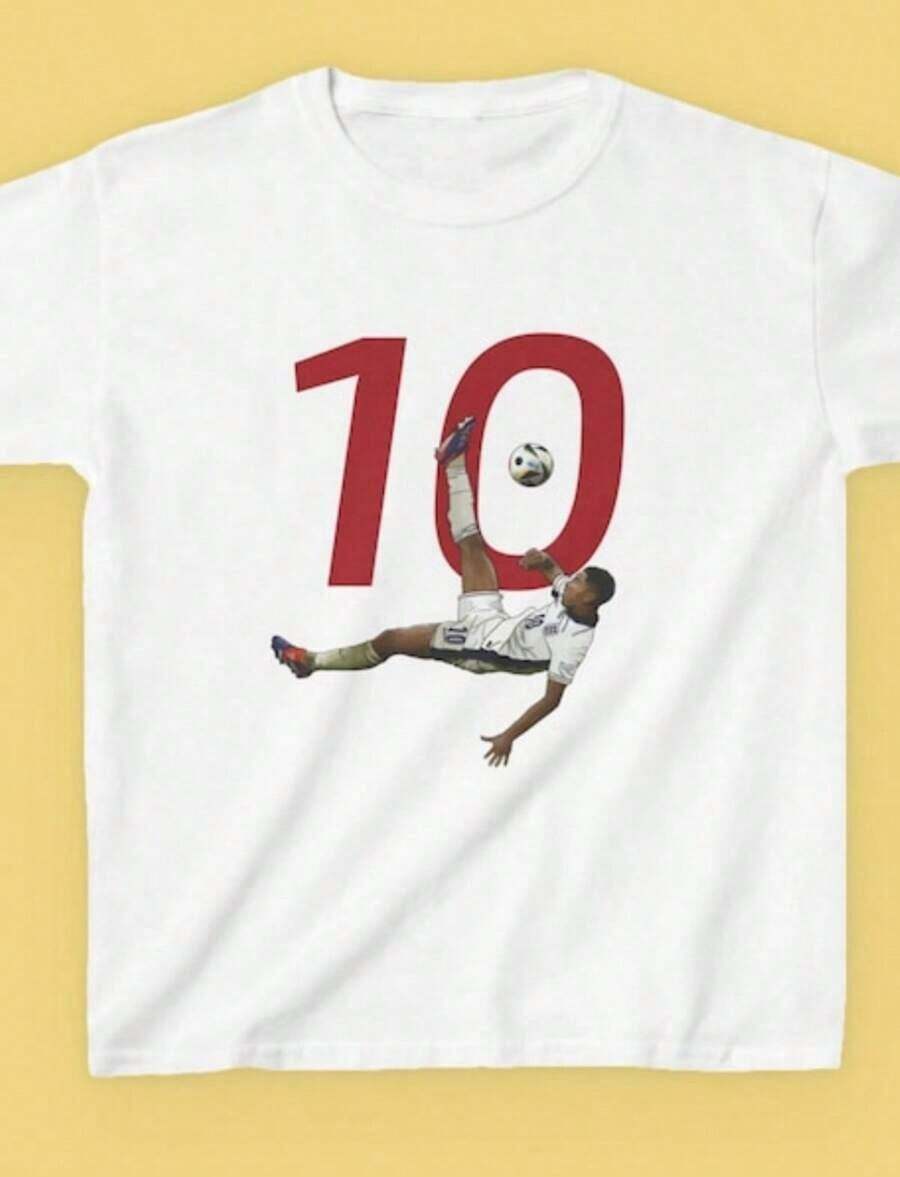 Round Neck T-Shirts With Cartoon Graphic Print Of Football Players, Non-Christmas Themed, Y2K Style, With Name And Text Printing, Short Sleeve, Casual Style, Standard Fit, Suitable For Autumn And Winter, Machine Washable, Soft, Ideal For Fan Meetings And Casual Wear, Women's T-Shirts. - 白色 6 - 查看 1