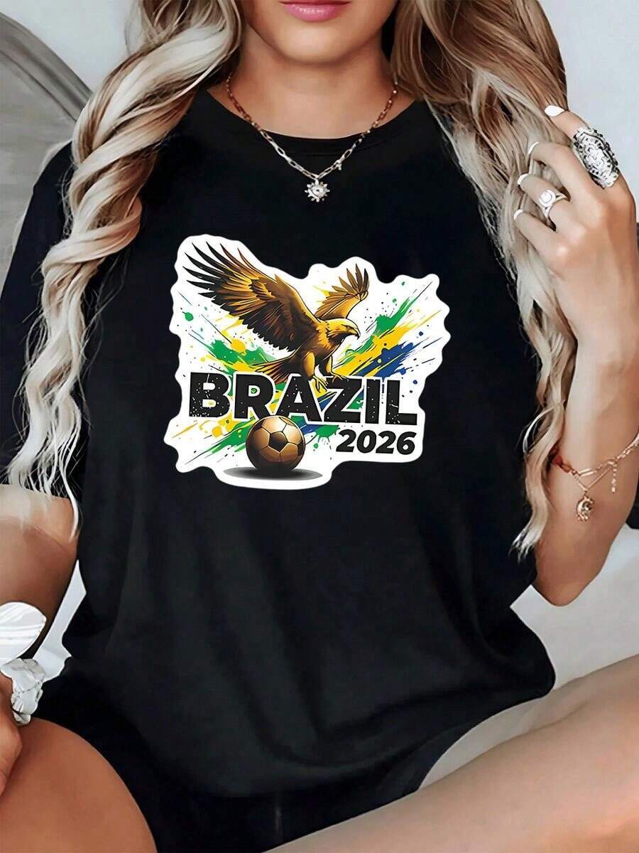 Golden Eagle Flying Over A Football With Vibrant Green, Blue And Yellow Colors That Evoke The Energy Of Brazil 2026. Women's Casual, Modern And Comfortable T-Shirt For Sports Lovers - 黑色 - 查看 1