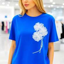 Women's Cotton T-Shirt With 3D Mesh Flower Appliqué, Round Neck, Short Sleeve, Casual Top, Loose Fit, Basic Summer T-Shirt, Sizes S-5XL Available, Black And White Flower Adorned Shirt, Fashionable Blouse For Everyday Wear. - 藍色 - 查看 1