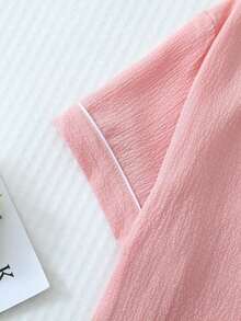 Conjunto de pijama de 2 piezas con top de manga corta con botones y shorts con lazo, de unicolor con detalles contrastantes en el cuello, bolsillo y decoración de corazón, adecuado para uso en casa - Rosa - Ver 5