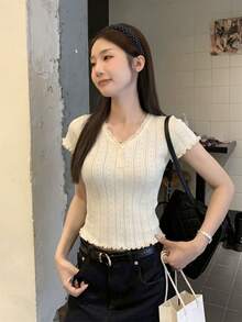 女士纯蕾丝V领短袖针织上衣，夏季精致镂空罗纹修身短款衬衫，娇小身材显瘦荷叶边下摆半扣T恤 - 杏色 - 查看 7