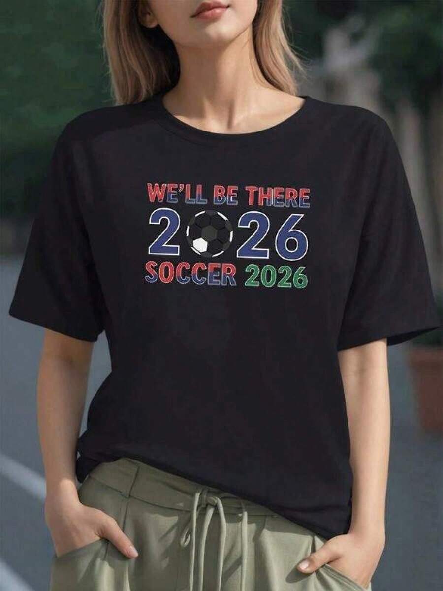 Balón de fútbol rodeado por letras que inspiran entusiasmo por el torneo mundial 2026 y espíritu deportivo internacional camiseta para mujer 100% algodón cómoda y moderna - Negro - Ver 1