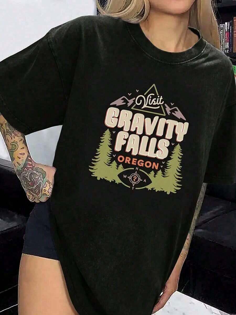 Camiseta de manga corta negra para mujer, 100% algodón, con un diseño de paisaje, montañas y un pequeño pueblo, estampada con el texto "Visita GRAVITY FALLS" y patrones de pinos, montañas y un misterioso globo ocular. Adecuado para uso diario informal y actividades al aire libre. Lavable a máquina, adecuado para usar en todas las estaciones, con un corte holgado de talla grande, cómodo y casual, perfecto para usar en capas. Es una opción ideal para el uso diario y de fin de semana. Esta es una blusa de mujer. Camisetas de Algodón para Mujer, Lavables a Máquina, Transpirables, Suaves y Casuales para Verano - Negro - Ver 1