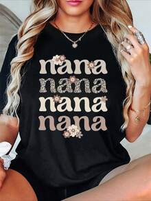 Y2K T-Shirt With Floral Print And The Name "Grandma" - 100% Cotton, 180 G/M², Soft, Round Neck And Short Sleeve, "Grandma" Design In Pink And White, Suitable As A Casual Black T-Shirt For The Grandmother Of That Name, A Gift Idea For Grandmother. - 黑色 - 查看 1