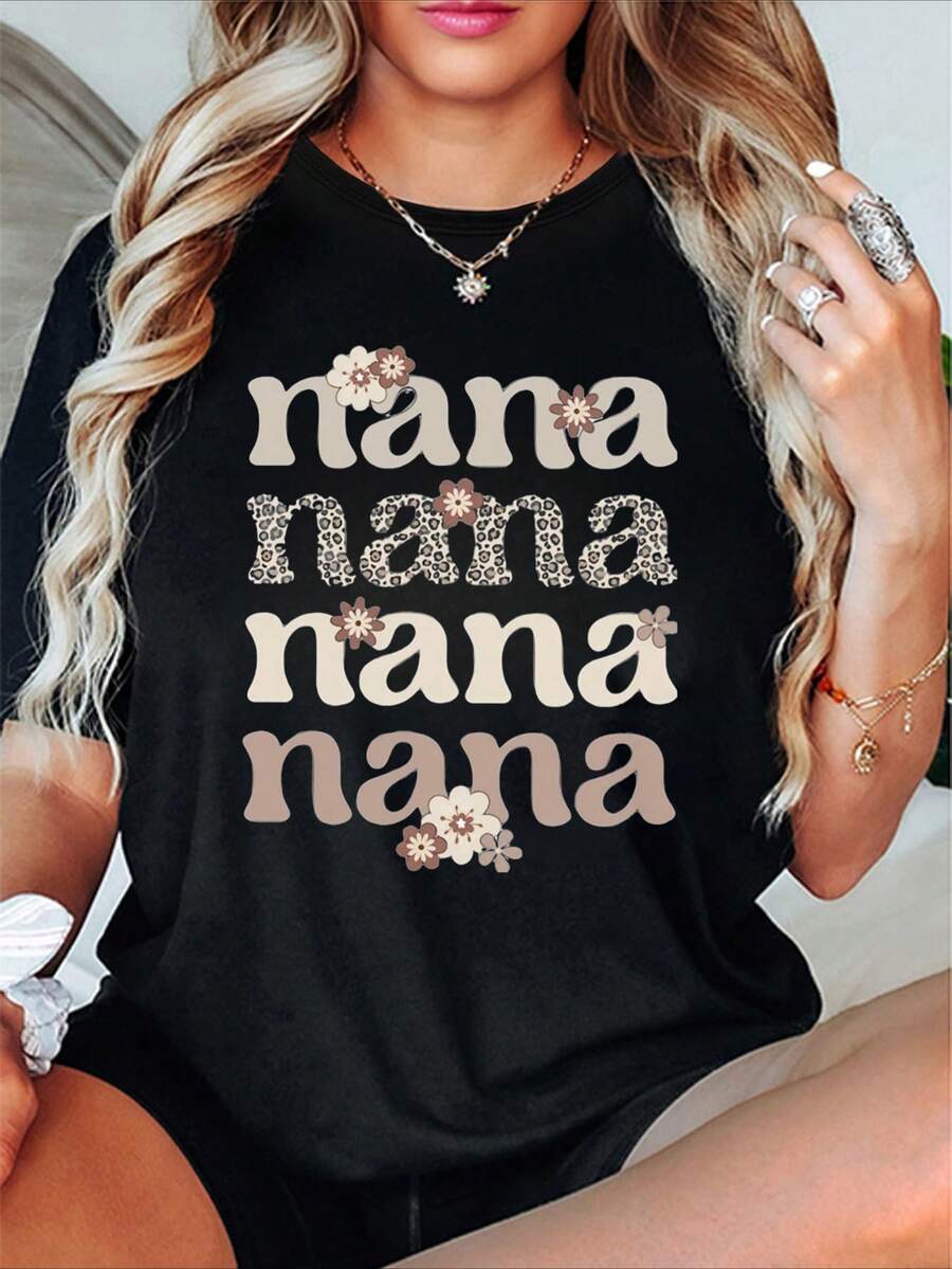 Y2K T-Shirt With Floral Print And The Name "Grandma" - 100% Cotton, 180 G/M², Soft, Round Neck And Short Sleeve, "Grandma" Design In Pink And White, Suitable As A Casual Black T-Shirt For The Grandmother Of That Name, A Gift Idea For Grandmother. - 黑色 - 查看 1