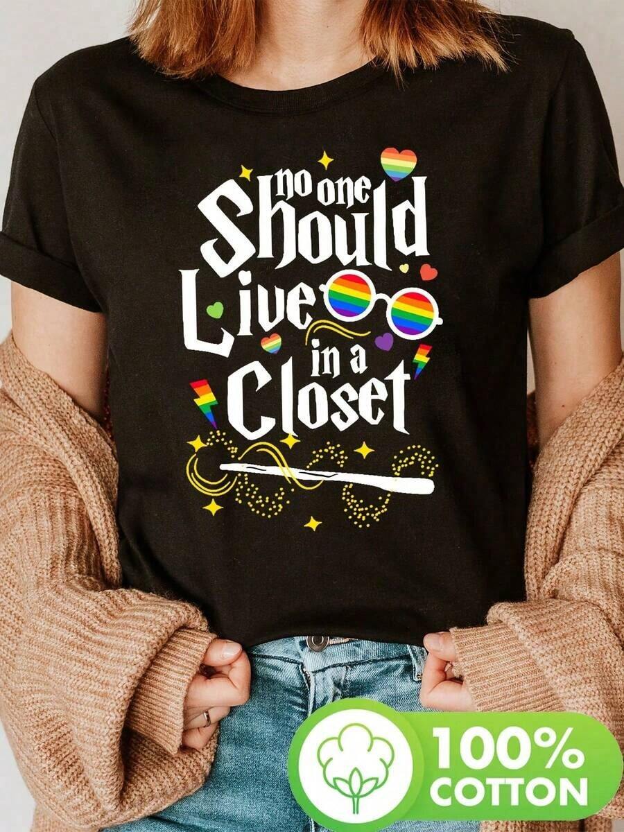 Under The Radar Women's LGBT Pride T-Shirt - "No One Should Live In A Closet" - Gay, Lesbian, And Transgender Acceptance Statement - Bold Lettering And Rainbow Graphic - Soft T-Shirt For Everyday Wear, Pride Month, Gay Pride Events - Casual Crew Neck Top, Summer Fashion, Comfortable Fit, Spring Outfit, Lightweight Material, Short Sleeve T-Shirt, Unisex Cotton Short Sleeve Crew Neck T-Shirt, Urban Vintage Style For Genderfluid Movement Supporters - 黑色 - 查看 1