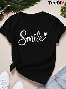 Camiseta de talla grande para mujer con estampado de cara sonriente y corazón - Negra, con letras blancas y diseño de cara feliz, top casual de manga corta con cuello redondo, ajuste cómodo para todas las estaciones, ropa casual, con cara sonriente y vibraciones positivas - Tejido transpirable (delgado), camiseta con cara sonriente, top de talla grande para mujer, stock local en almacén, camisa de talla grande para mujer, camiseta estampada para mujer de talla grande, camiseta de Halloween para mujer de talla grande, camisa de talla grande para mujer, camiseta estampada de talla grande, camisa. - Negro - Ver 1