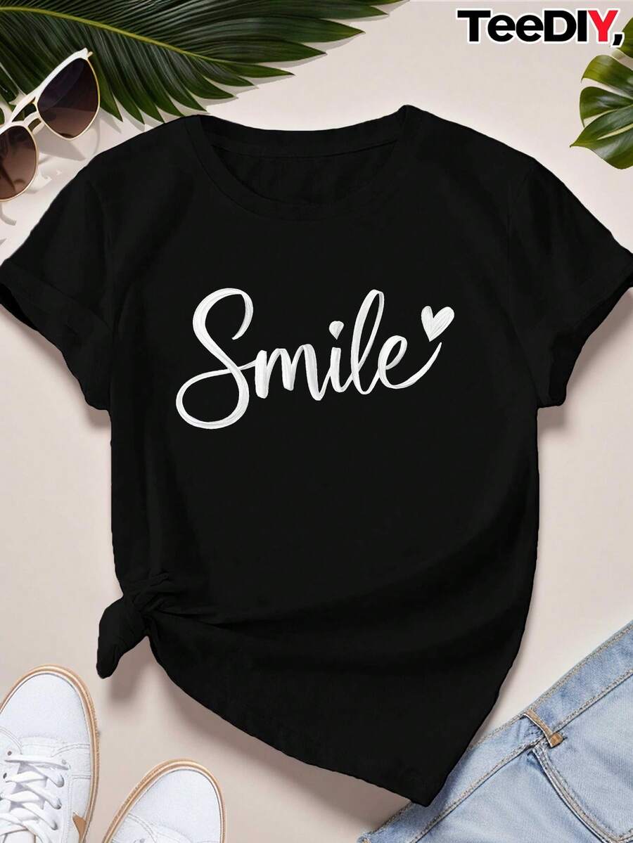 Camiseta de talla grande para mujer con estampado de cara sonriente y corazón - Negra, con letras blancas y diseño de cara feliz, top casual de manga corta con cuello redondo, ajuste cómodo para todas las estaciones, ropa casual, con cara sonriente y vibraciones positivas - Tejido transpirable (delgado), camiseta con cara sonriente, top de talla grande para mujer, stock local en almacén, camisa de talla grande para mujer, camiseta estampada para mujer de talla grande, camiseta de Halloween para mujer de talla grande, camisa de talla grande para mujer, camiseta estampada de talla grande, camisa. - Negro - Ver 1