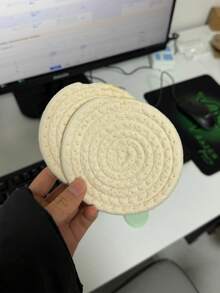 这款简约风格的杯垫共有2个，采用无纺布内衬，非常适合装饰咖啡桌、美化家居、酒吧使用，也是馈赠亲友的佳品。棕色系列尤其适合作为生日礼物或毕业礼物。 - 彩色 - 查看 11