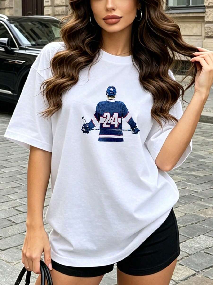 Camiseta de manga corta con cuello redondo suave y casual para mujer, con estampado gráfico de "The Hockey Player 24", adecuada para uso diario en primavera y verano. Blanca. - Blanco - Ver 1