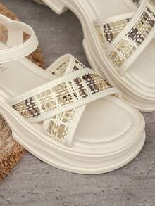 Giày sandal đế xuồng dày dặn thời trang mới mùa hè 2026 dành cho nữ, quai màu be, giúp tăng chiều cao, thon gọn, kiểu dáng cổ điển đa năng, hở mũi, thích hợp đi biển. - Màu be - Xem 7