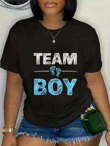 Plus Size - Maternity Baby Shower T-Shirt - "Team" Gender Reveal Tee, Blue And White Footprints, Bold Lettering - Soft Pregnancy Party Wear - Machine Washable, All-Season Maternity Gift - Baby Shower Outfit, Celebration, Baby Shower Gift, Fun Graphic Tee, Comfortable Style, Plus Size Tee - 黑色 - 查看 7