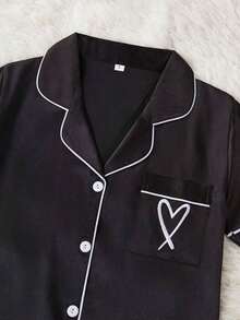 Set de 2 piezas de pijama con top de manga corta y pantalones con bordado de corazón de seda sintética - Negro - Ver 6