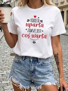 Una mujer determinada siempre tiene su encanto especial. Camiseta de manga corta con cuello redondo para mujer, con corazón rojo polaco y decoración de hojas florales, estampado de eslogan escrito a mano en color contrastante, una prenda casual para mujeres independientes y seguras de sí mismas. - Blanco - Ver 7