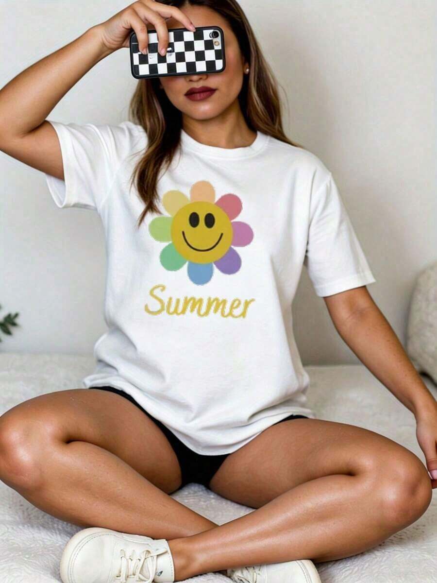 Señora de peso pesado. La camiseta "Summer Happy Face" de Loose es una camiseta negra con caras felices en forma de flor de colores (centro amarillo, pétalos rosa/morado/azul/verde/naranja) y la palabra "Summer" impresa en ella. Se combina con jeans azules y zapatillas blancas, creando un estilo casual para el día a día. Éxito de . - Blanco - Ver 1